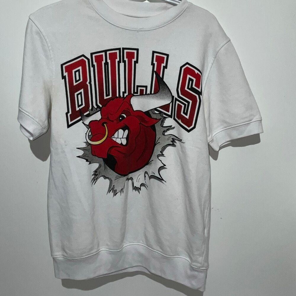 Vintage NBA Men's White Red Chicago Bulls Short Sleeve Pullover Sweatshirt Small
